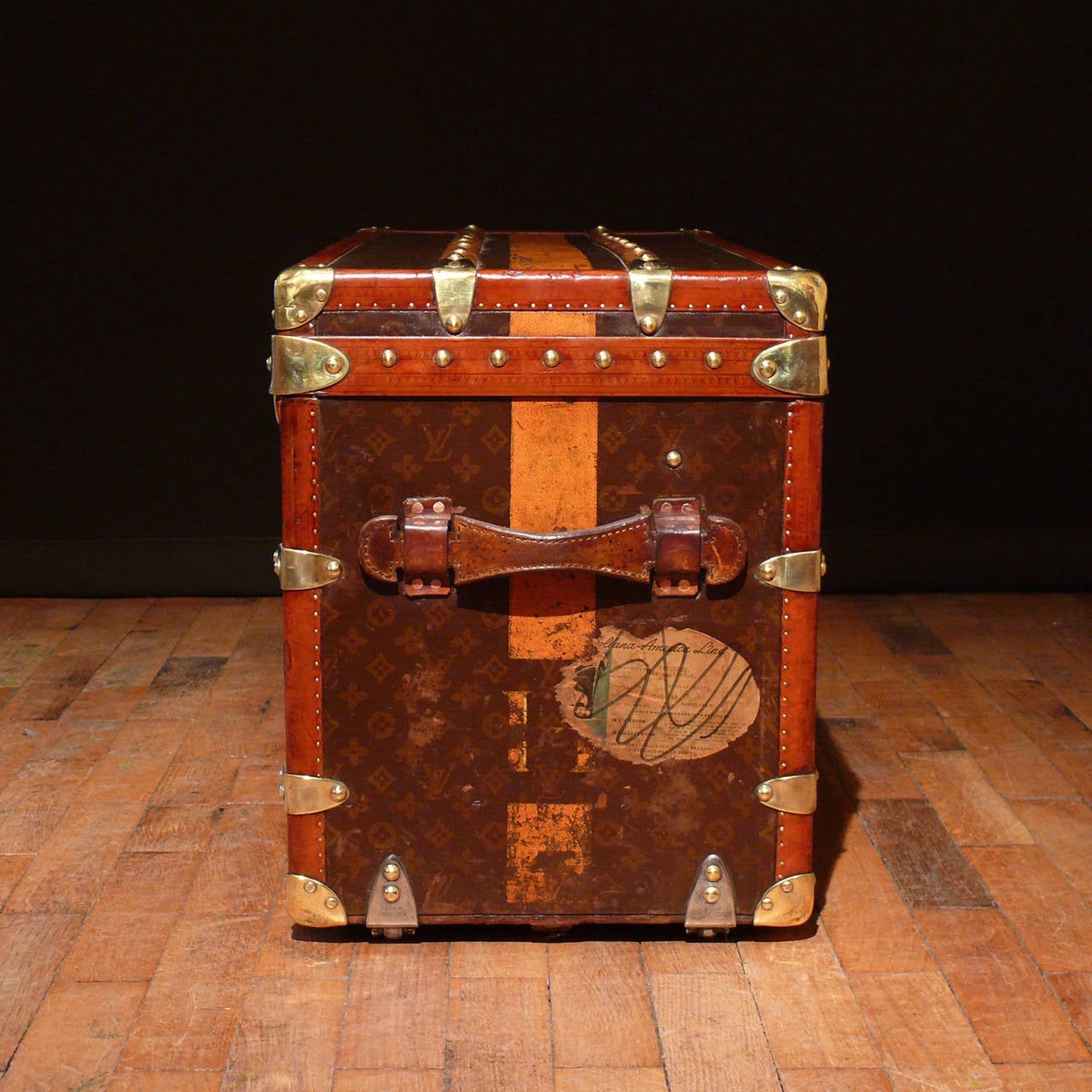 Delightful Louis Vuitton Shoe Trunk with Striped Livery, circa 1935 In Good Condition In London, GB