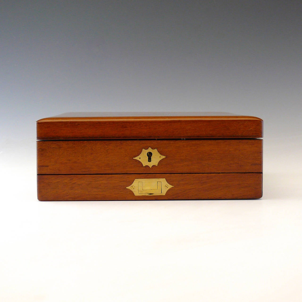 A wonderful mahogany artist's box by Winsor & Newton, suppliers of artists requisites. The box contains water colors, mixing bowl, three palates, brushes, with original key, circa 1910.

Dimensions: 25.5 cm (width) x 23 cm (depth) x 9 cm