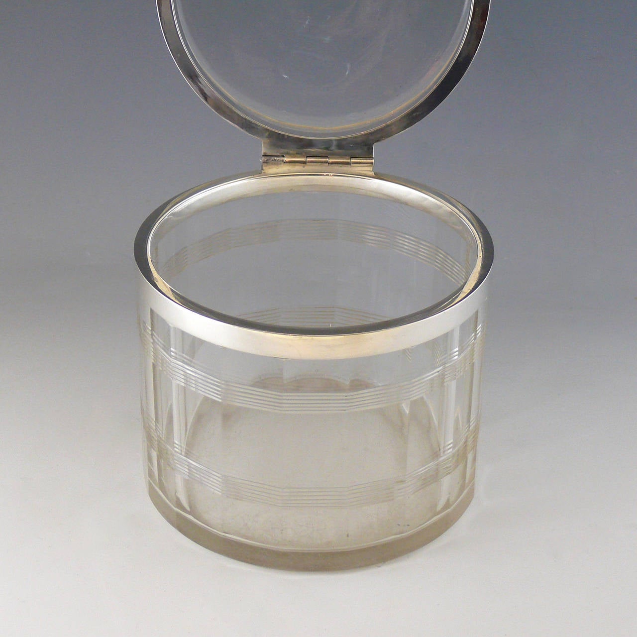 Elegant Cut-Glass and Silver Hinged Jar Hallmarked, Birmingham, 1911 In Excellent Condition In London, GB