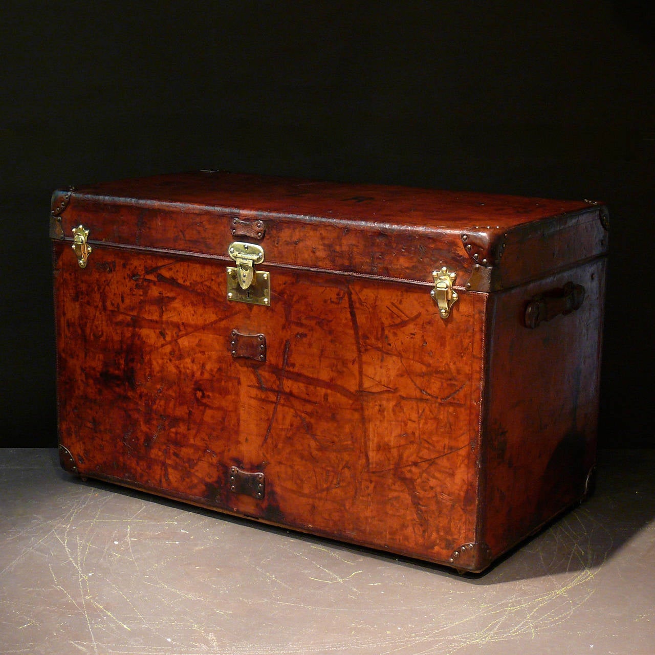 A magnificent and rare leather covered Goyard courier size trunk, circa 1900. With interior relined in alcantara.

Dimensions: 112 cm x 61 cm x 70 cm.

Member of LAPADA.