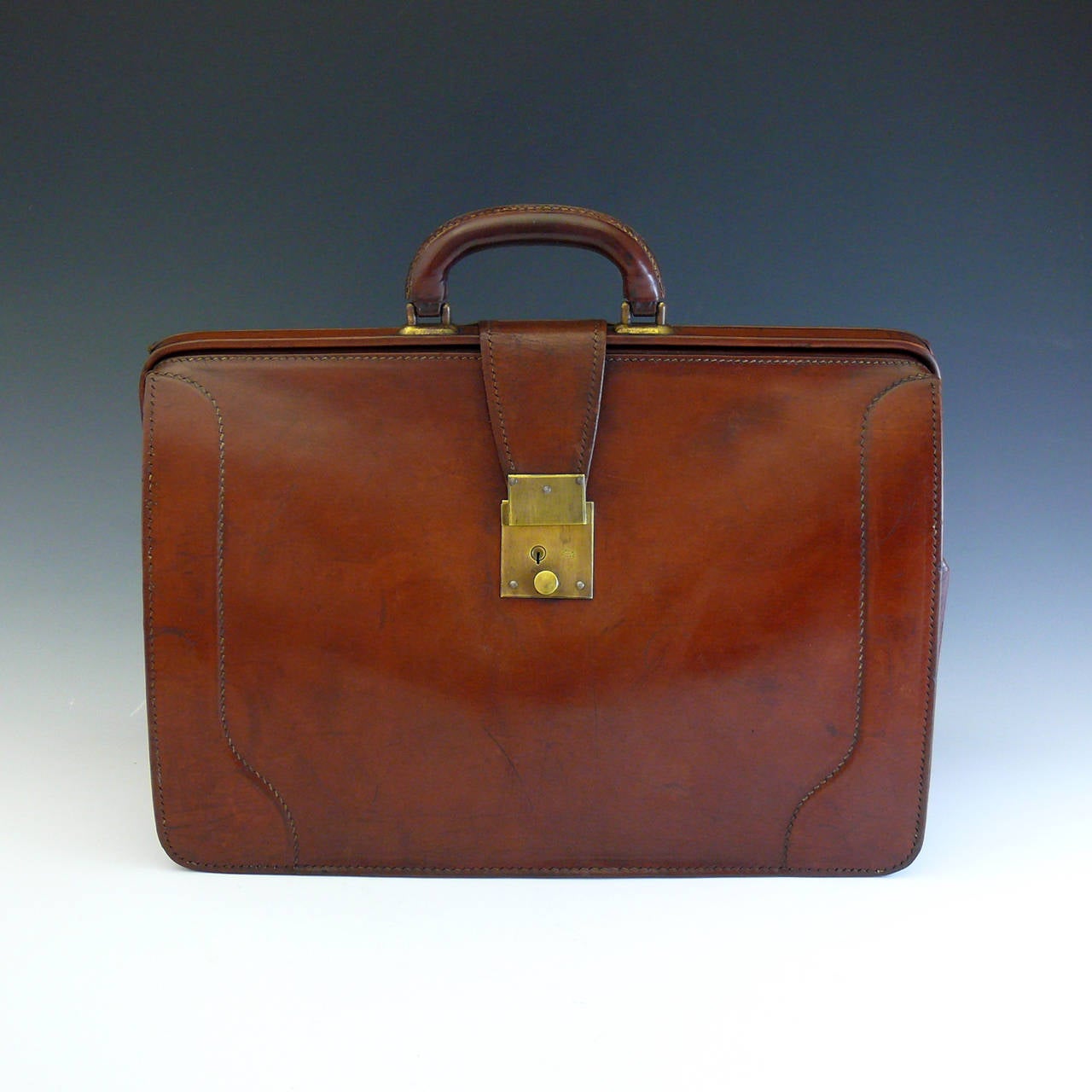 Lovely 'A-Frame' Case by Pendragon made from sturdy leather with original tattersall lining and brass lock. Circa 1955.

Dimensions: 44.5 cm x 30.5 cm x 19 cm