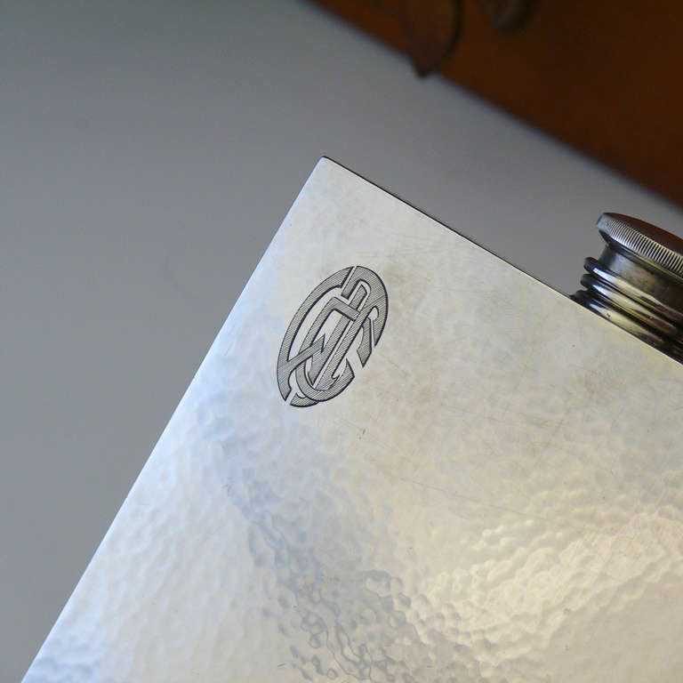Amazing Leather Cased Set of Three Hammered Sterling Silver Flasks, circa 1925 In Good Condition In London, GB