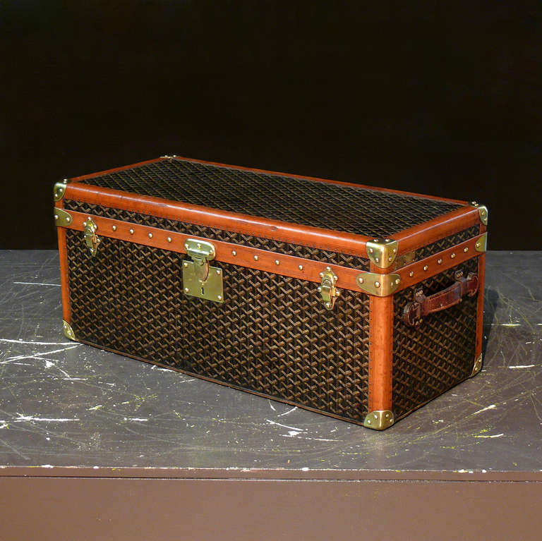 A lovely Goyard shoe trunk in good condition with leather handles and brass fittings. The interior has been relined in Alcantara.

Dimensions: 75 cm (length) x 34.5 cm (depth) x 32 cm (height)