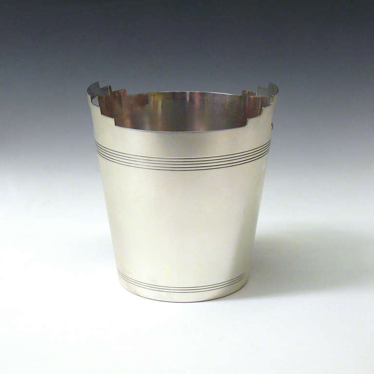 A silver plated Art Deco ice bucket by Mappin and Webb made to a registered design. Circa 1930.

Dimensions: 22.5 cm Height