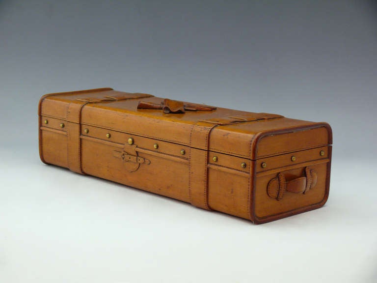 A splendid carved wooden glove box with intricately carved detail to the lid and interior relined in alcantara. Circa 1880.

Dimensions: 29 cm x 10 cm x 7.5 cm