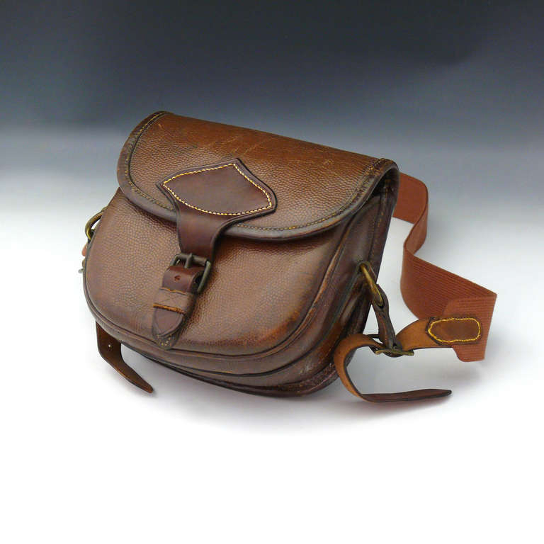 A fine and unusual pigskin leather cartridge bag by Prain of Scotland. Circa 1920.

Dimensions 24 cm (width) x 20 cm (height)