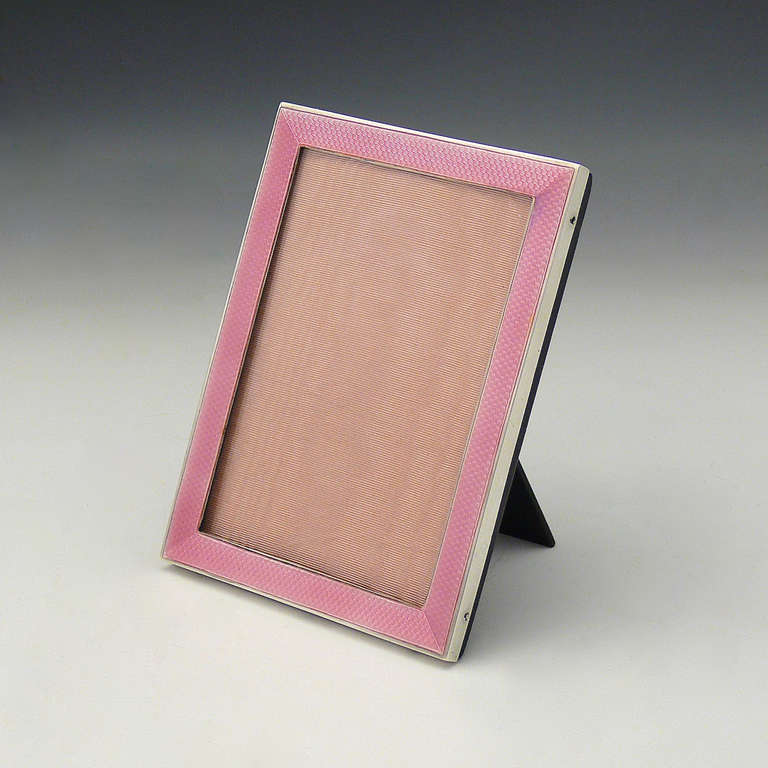 A stylish pink enamel and silver frame. Hallmarked, Birmingham, 1928.

Dimensions (photo area) 9 cm x 12.5 cm.