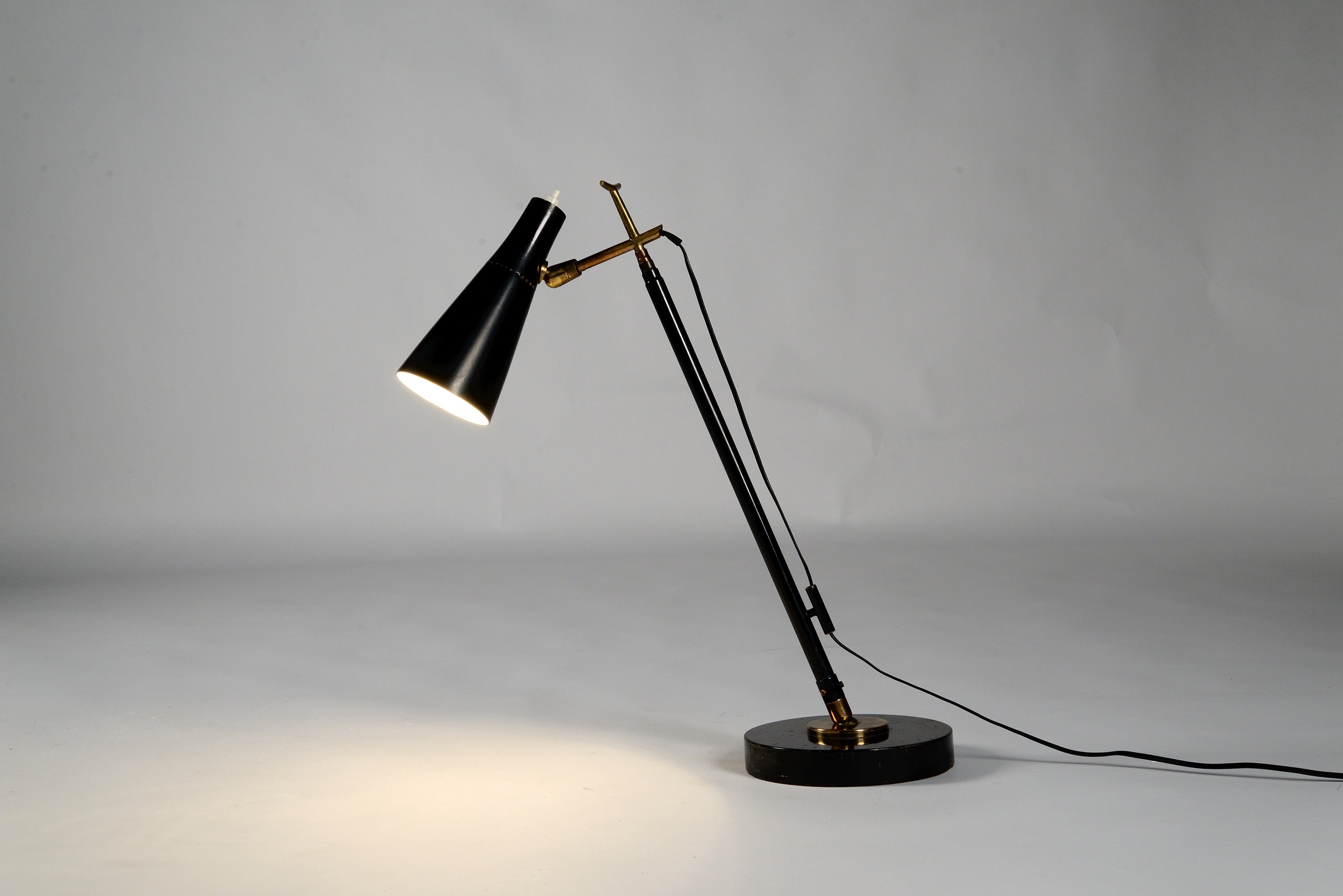 Extremely rare Model 201 table/floor lamp by Giuseppe Ostuni for Oluce
