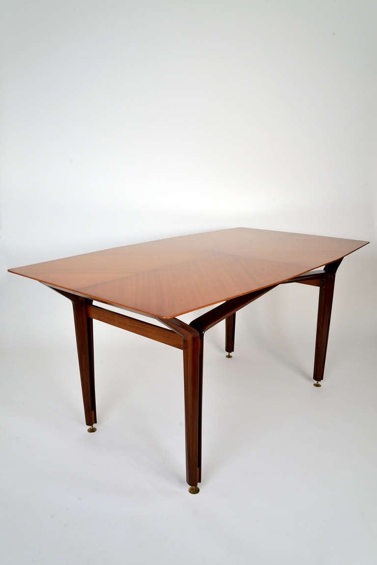 Table attributed to Giulio Moscatelli for Palazzo dell'Arte Cantu' in the '50s. Mahogany structure and top, brass feet. Restored, excellent conditions.