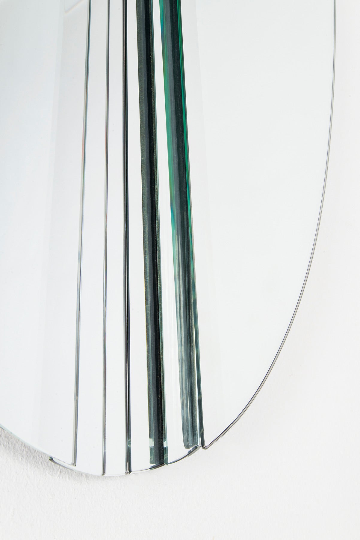 Large and decorative mirror manufactured by Gallotti & Radice in the 1970s. Black lacquered metal support, three layers of mirrored glass sheets.