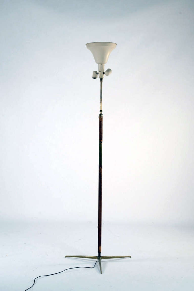 Model 1025 floor lamp designed by Gino Sarfatti, manufactured by Arteluce in 1946. Fabric shade, brass stem wrapped with leather, polished brass base. Adjustable height system (cm180min/230max).