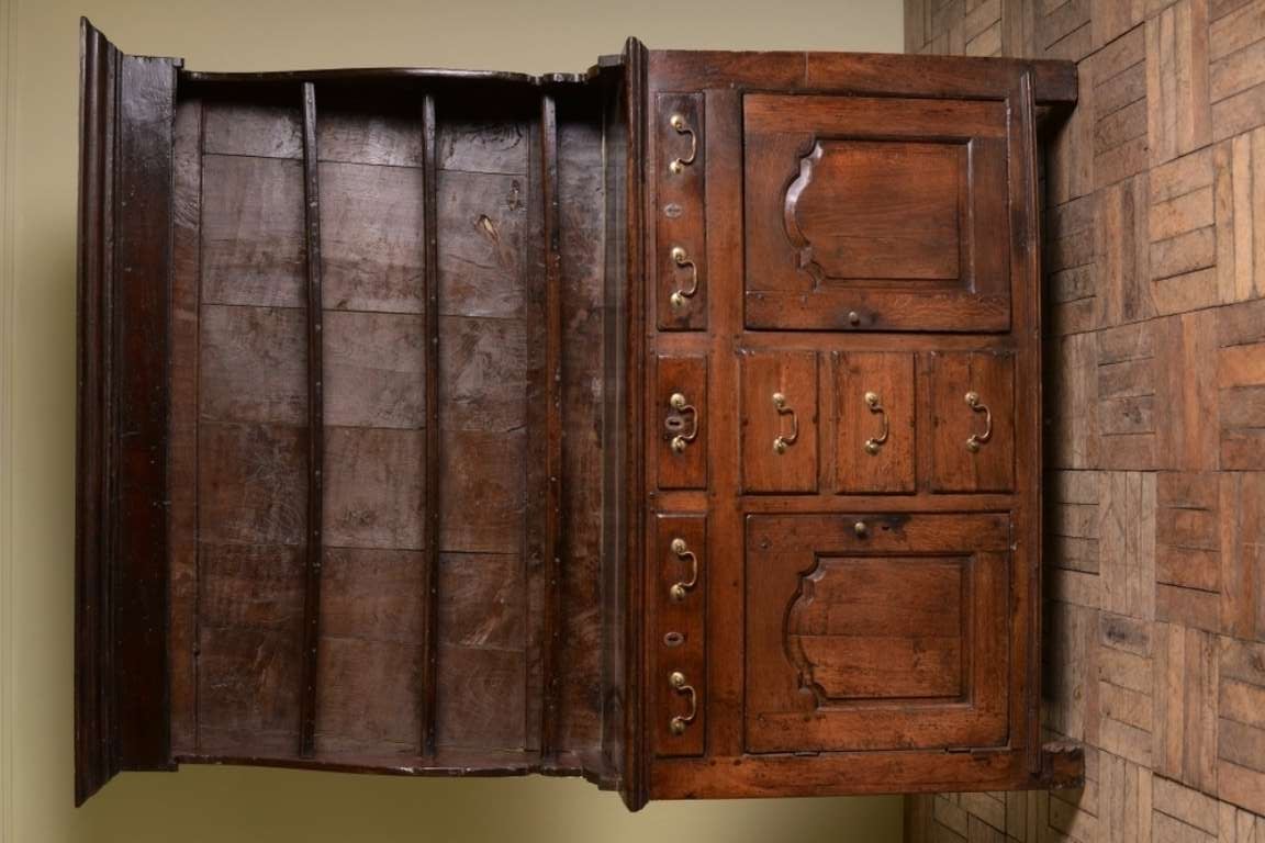 Conwy Valley 18th Century Antique Oak Welsh Dresser.
This is a great example of a very original antique oak Welsh dresser that dates from 1760.
Originating from the Conwy valley in Wales, this antique oak dresser has a plate rack which has belly
