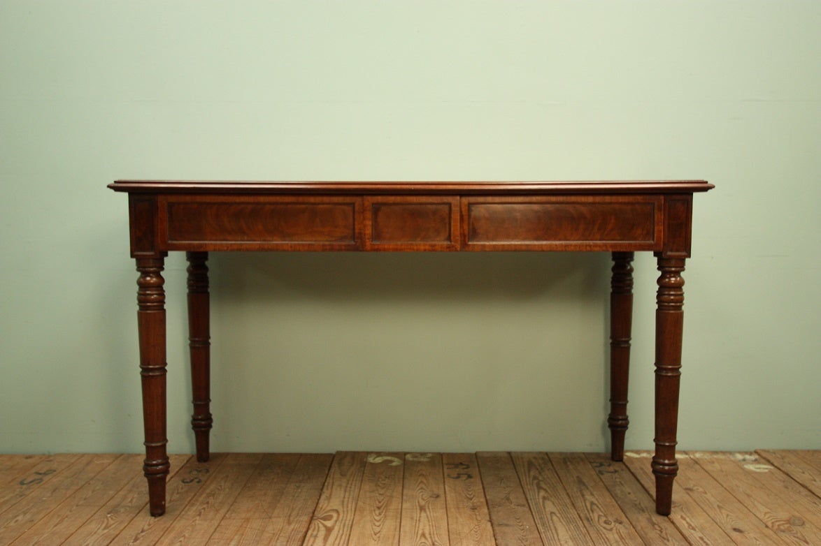Georgian Antique Mahogany Console Table.
A lovely quality, English antique mahogany console table that is a beautiful, original colour.
A good size to use as a side serving table or a console table.
Dating from around 1800, the Late Georgian