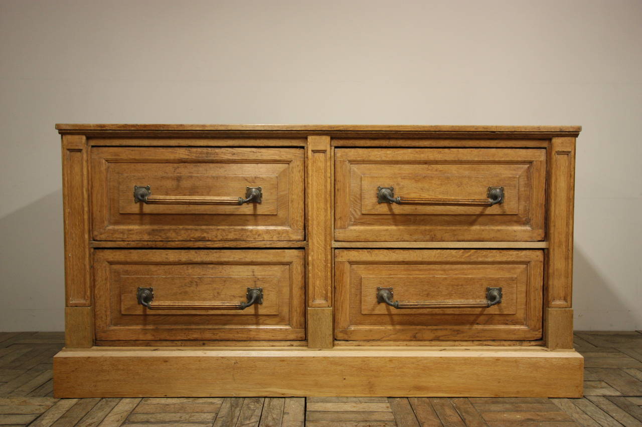 19th Century Antique Oak Draper's Chest of Drawers.
Made in solid oak, this fabulous English drapers antique oak chest has fantastic, original long, reeded oak handles with brass ends.
Very good quality and well made, the drapers chest has
