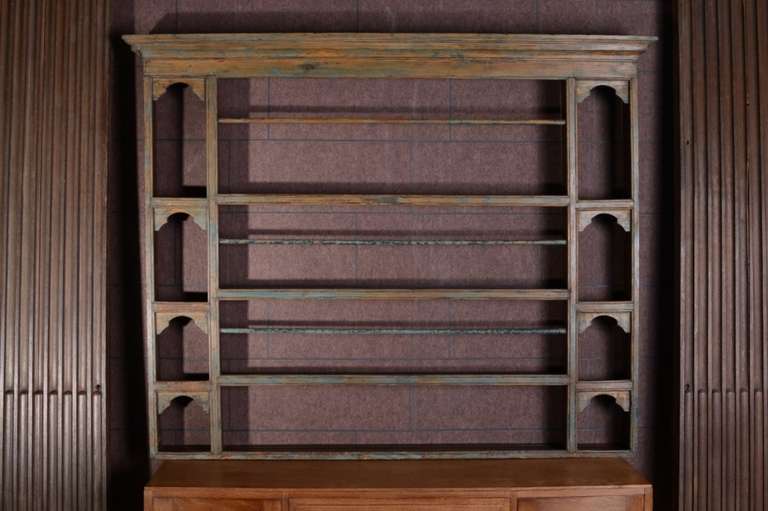 Georgian Antique Pine Delft Rack in Original Paint .
This English antique pine delft rack has a shaped top and side compartments and is complete with all the original plate bars.
Originally from the North of England around 1775, this antique