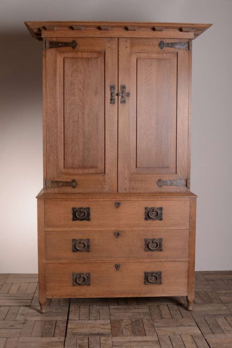 Very Rare Heals Antique 'Mansfield' Gents Robe.
Only eleven of these, 'Mansfield' antique oak gents robes were ever made the Guild of Handicraft for Heals.
In the original, weather oak finish, this rare antique Heals oak robe is in excellent,