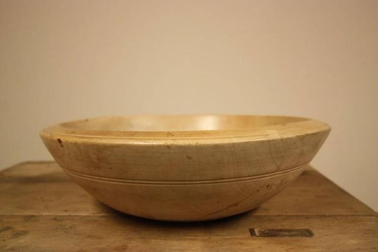Large English Antique Sycamore Dairy Bowl.
This is a lovely English, early 19th century antique dairy bowl in solid sycamore which is a beautiful pale colour.
In very good condition, the Norfolk terrier is not included!
This lovely piece of