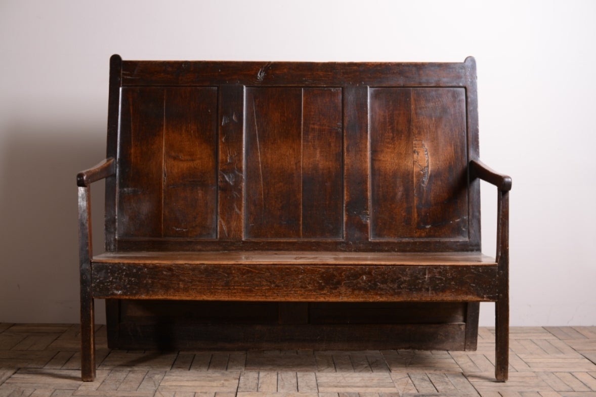 Beautiful Georgian Oak High Back Antique Settle.
This is a fabulous and very original 18th century hgh back antique oak settle.
Dating from around 1770 and from the Welsh/England borders around Shropshire.
The oak back board extend down to floor