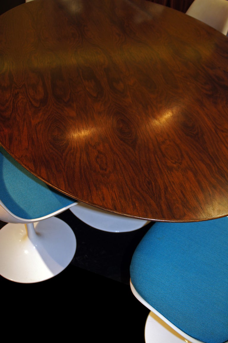 Eero Saarinen rosewood table with 6 tulip chairs In Excellent Condition In Grenoble, FR