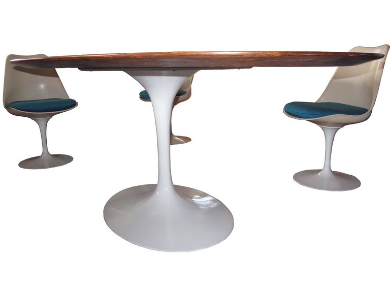 Eero Saarinen
Knoll 1969
Rosewwod  top, with powdercoated aluminum base
Vintage original
classic and iconic vintage 1950's in perfect original condition
6  Swivelling chairs with Kvadrat cover
.
