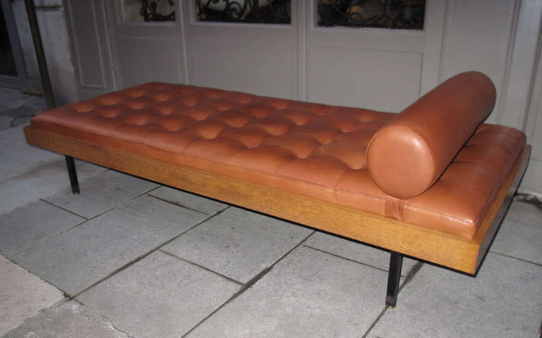 Pierre GUARICHE (1926-1995) & MINVIEILLE (Éditeur)
Sofa daybed with leather seat and oak