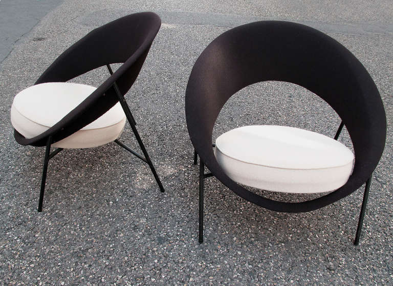 Genevieve Dangles Christian Defrance  
burov edition
a pair of Saturn armchair
A black paint tubular metallic 44 armchair, re-ulpholstered with brown and white velvet kvadrat

Haut. 67 cm - Larg. 72 cm - Prof. 62 cm / Height. 26 3/8 in. -