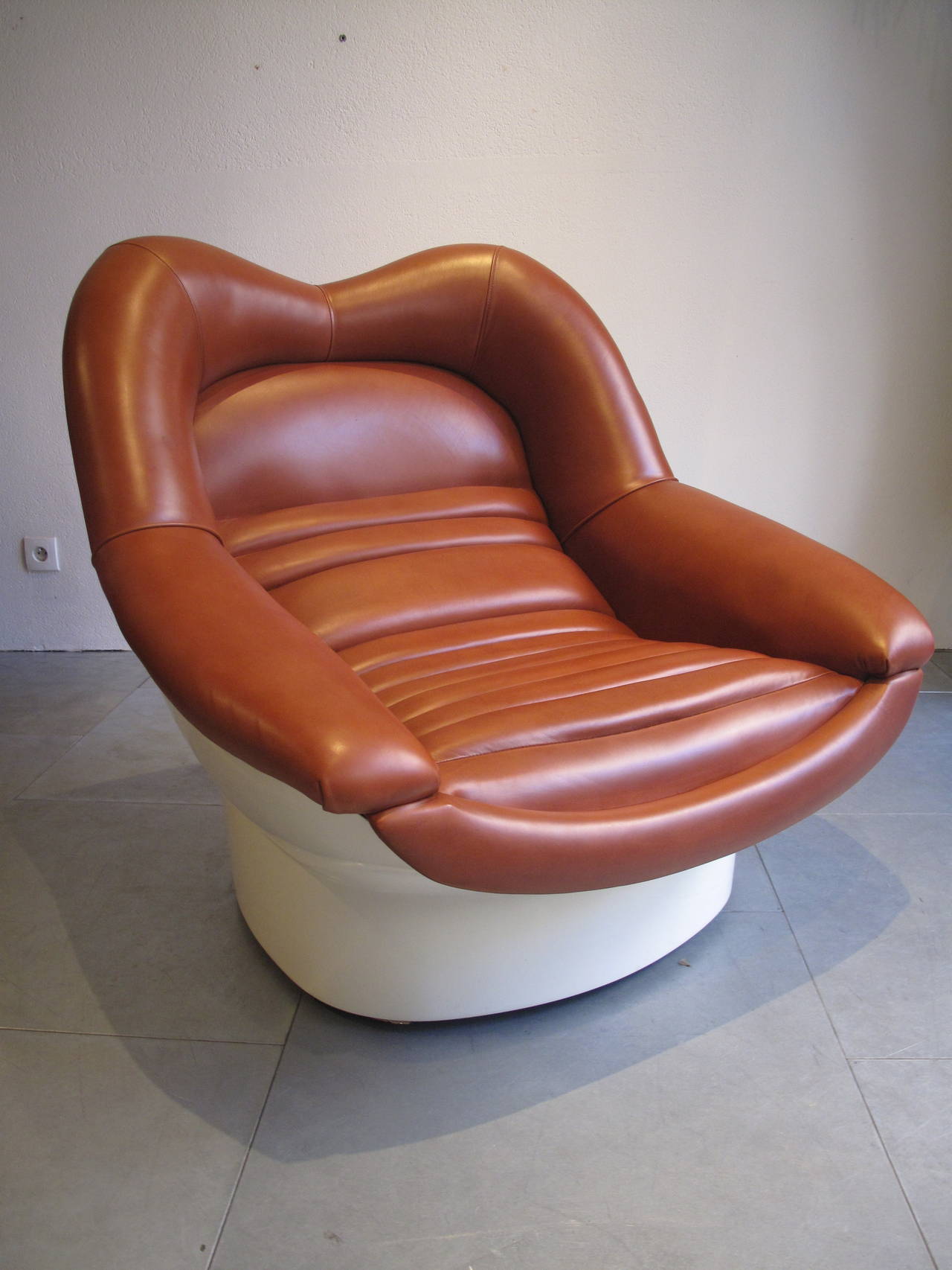 Cesare Casati Alda armchair 1966 for Comfort

Alda lounge chair.
Designed by Cesare Casati and Enzo Hybsch in1966.
Manufactured by Comfort, Italy.
Fiberglass and leather
1966
. L: 90H: 86P: 105cm