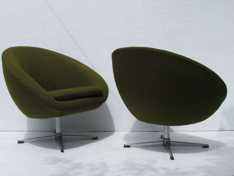 Overman Swivel Pod Chairs - Esa Mobelvaerk, Denmark In Good Condition In Rochester, NY