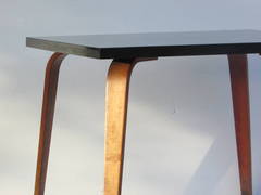 Thonet Beistelltisch aus Bugholz