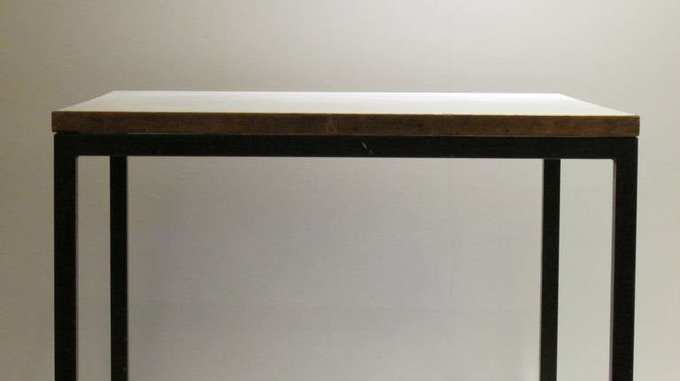 Ein schöner, modernistisch gestalteter schwarzer Eisentisch mit holzverkleideter weißer Laminatplatte von Stendig, Finnland - Stendig Labels auf dem Stahlrahmen und der Unterseite der Laminatplatte.
