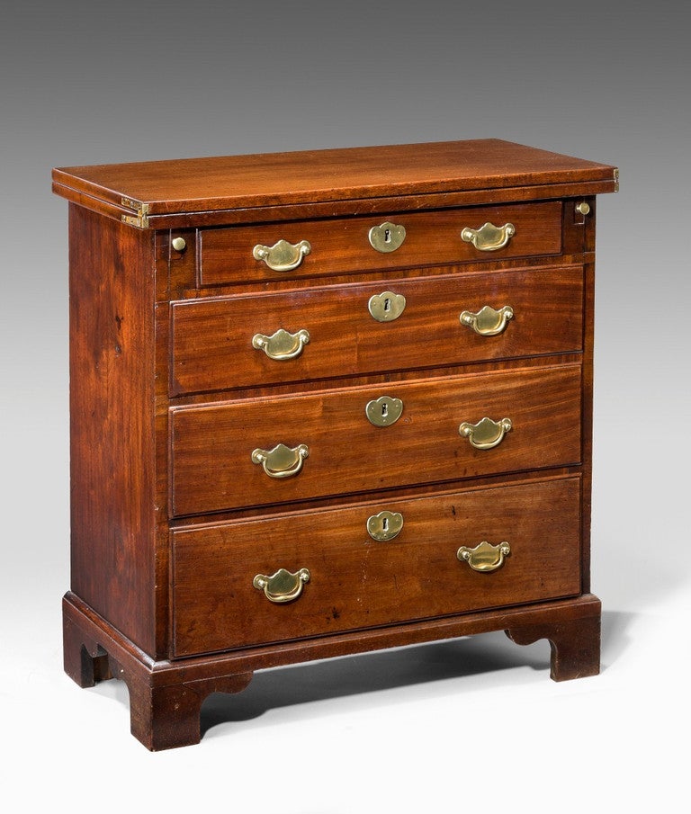 Antique bachelor's chest of drawers For Sale at 1stDibs