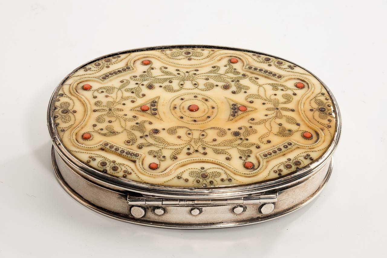 18th Century and Earlier 17th Century Snuff Box For Sale