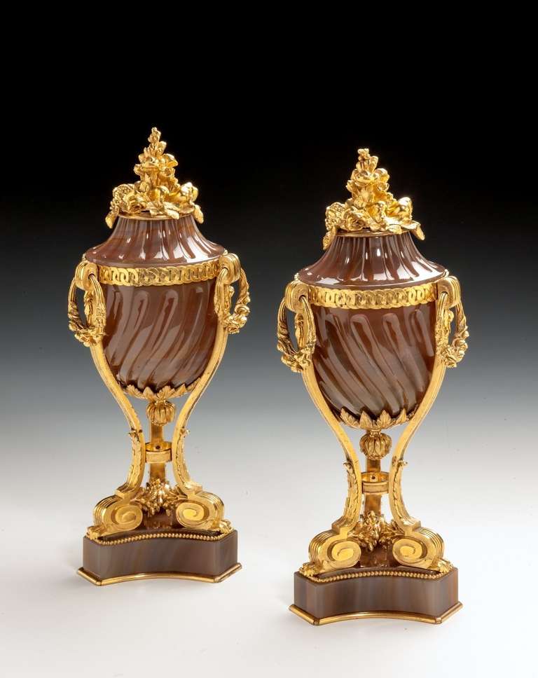 Agate and Ormulu Urns In Excellent Condition For Sale In Edenbridge, Kent