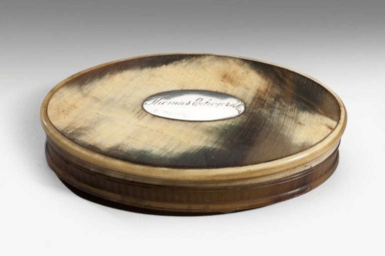 A Georgian oval horn snuff box. The silver tablet is engraved 'Thomas Edwards'.