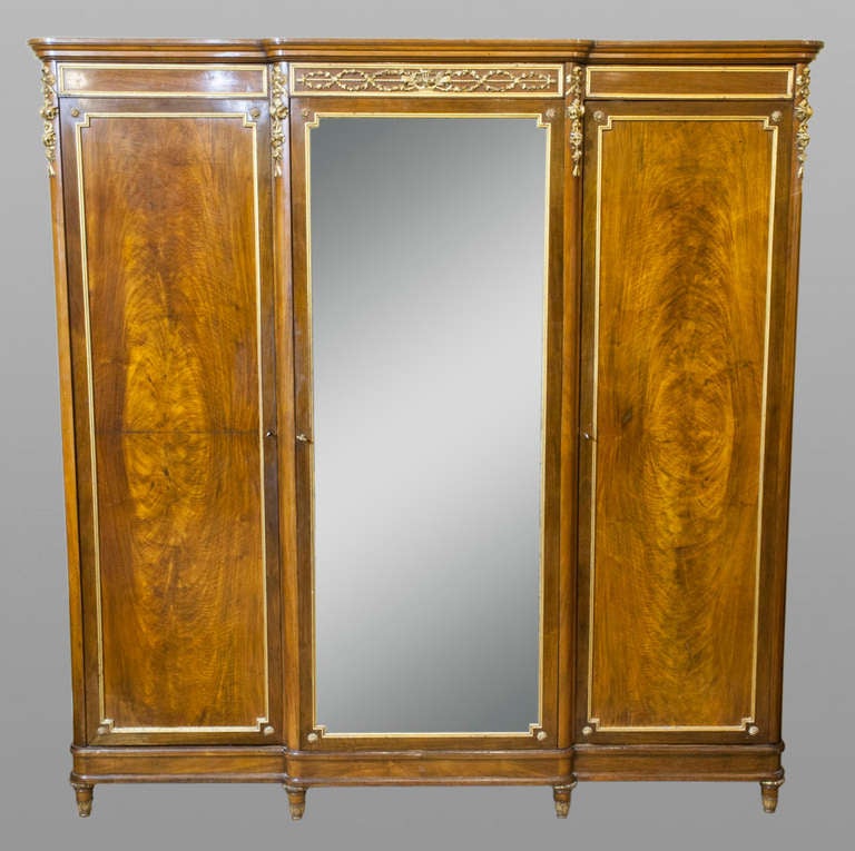 An Edwardian walnut breakfront wardrobe and matching dressing chest with carved giltwood mounts. Please note: The dressing chest is slightly paler than the wardrobe.

Dressing Chest Dimensions:

130 cm - High
95 cm - Wide
56 cm - Deep