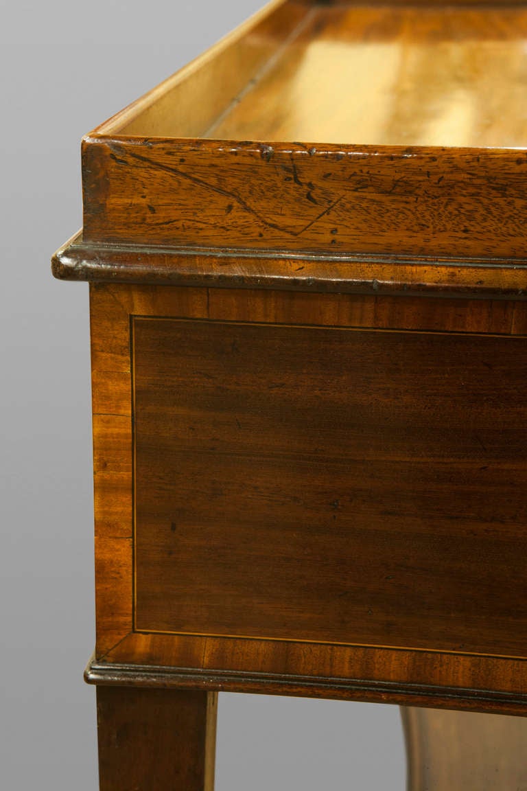 George III Mahogany And Satinwood Cross Banded Kneehole Dressing Table In Good Condition In Salisbury, GB