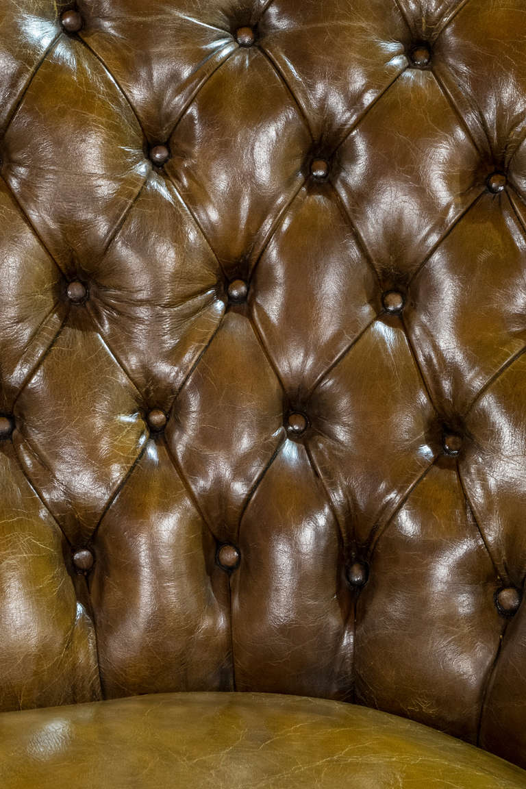 19th Century Victorian Chaise Longue in Deep Buttoned Leather For Sale