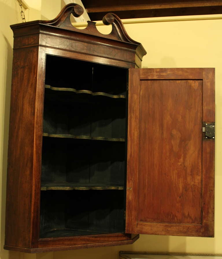 George III Mahogany Corner Cabinet In Good Condition In Salisbury, GB