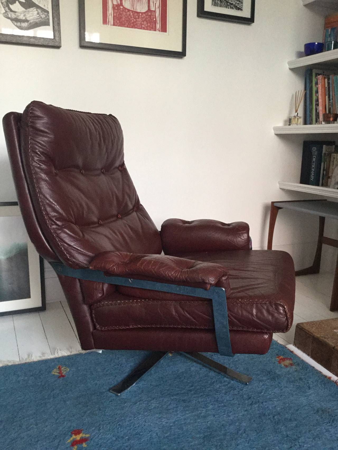 Produced by Vatne Mobler of Norway in the Late 1960's

The design was the work of Swedish designer Arne Norell.

This is a particularly nice example, upholstered in a Chestnut brown leather with a polished chrome swivel base.

The build