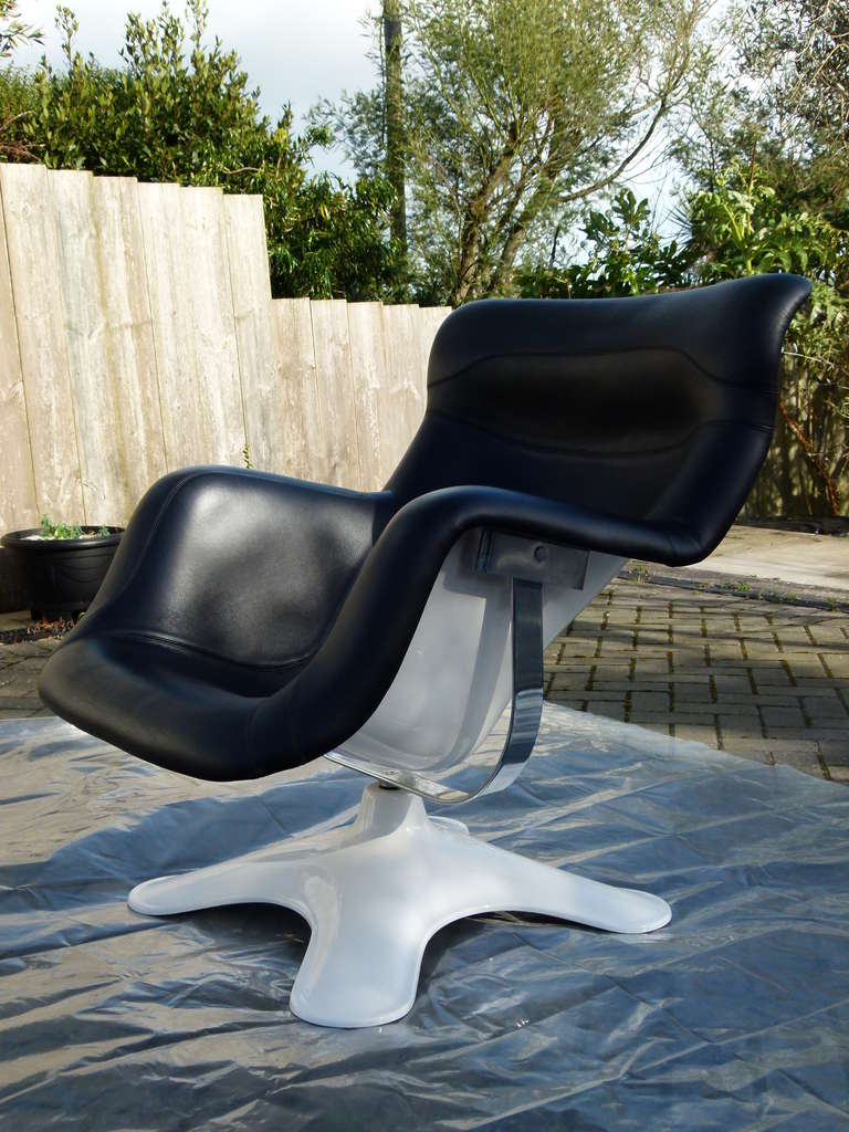 Pair of Karuselli lounge chairs in black leather, by Yrjo Kukkapuro for Haimi.

A superb mid century design, set off beautifully with the white shells and black leather upholstery.

Striking lounge chairs which look superb in a space where they