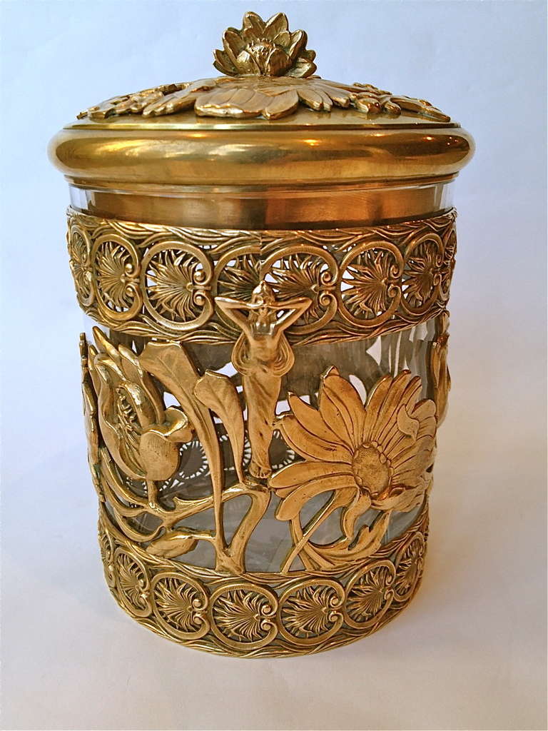 Rare and exceptional gentleman's brandy and cigar set. art nouveau period containing a cigar humidor jar and a four bottle brandy set with corresponding
Decoration of flowers, nymphs, and more. The bronze is very finely cast and chased and then