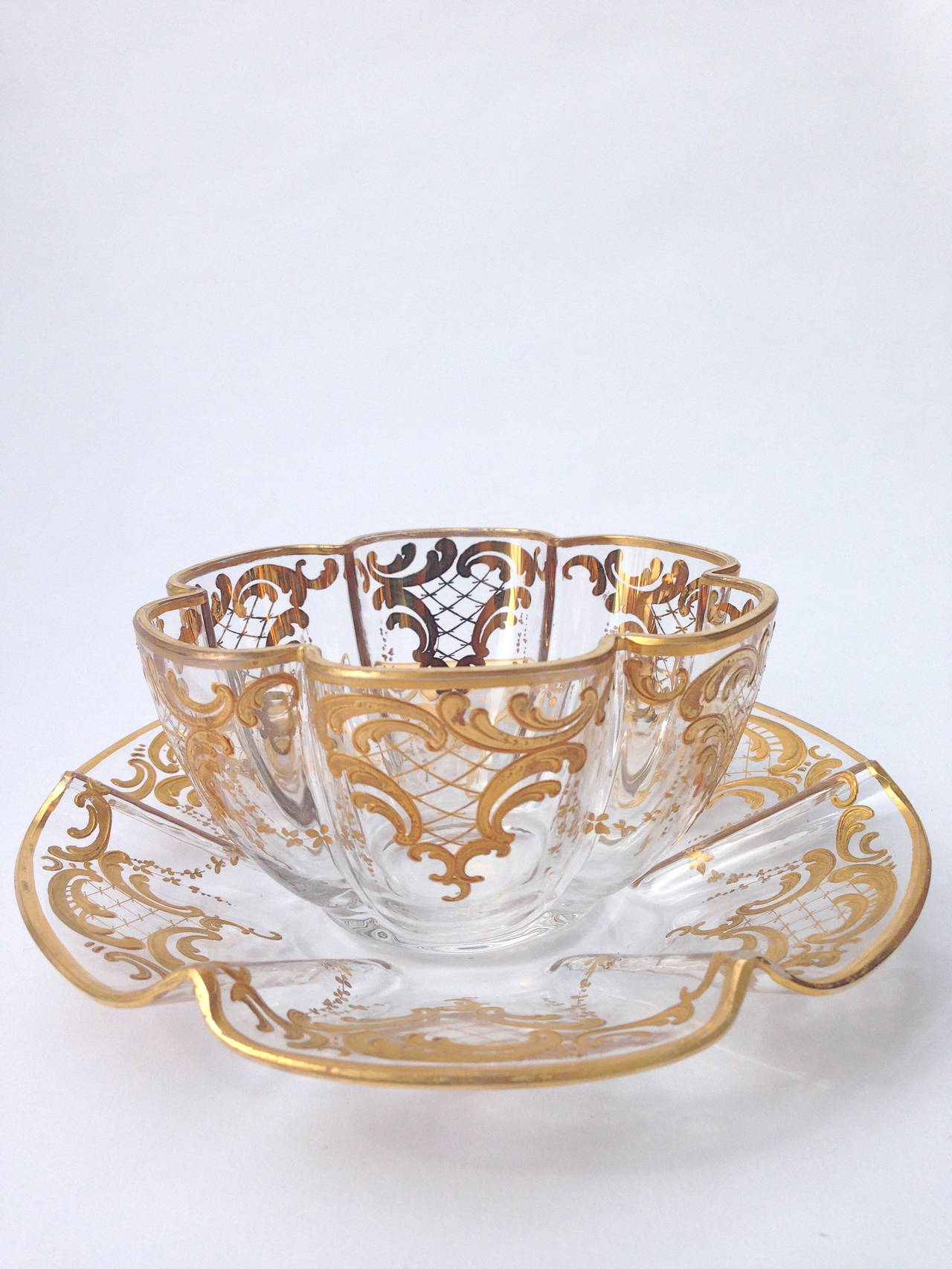 Autrichien Magnifique ensemble de verres à pied en forme de quadrilobe Moser en pâte dorée surélevée, vers 1900