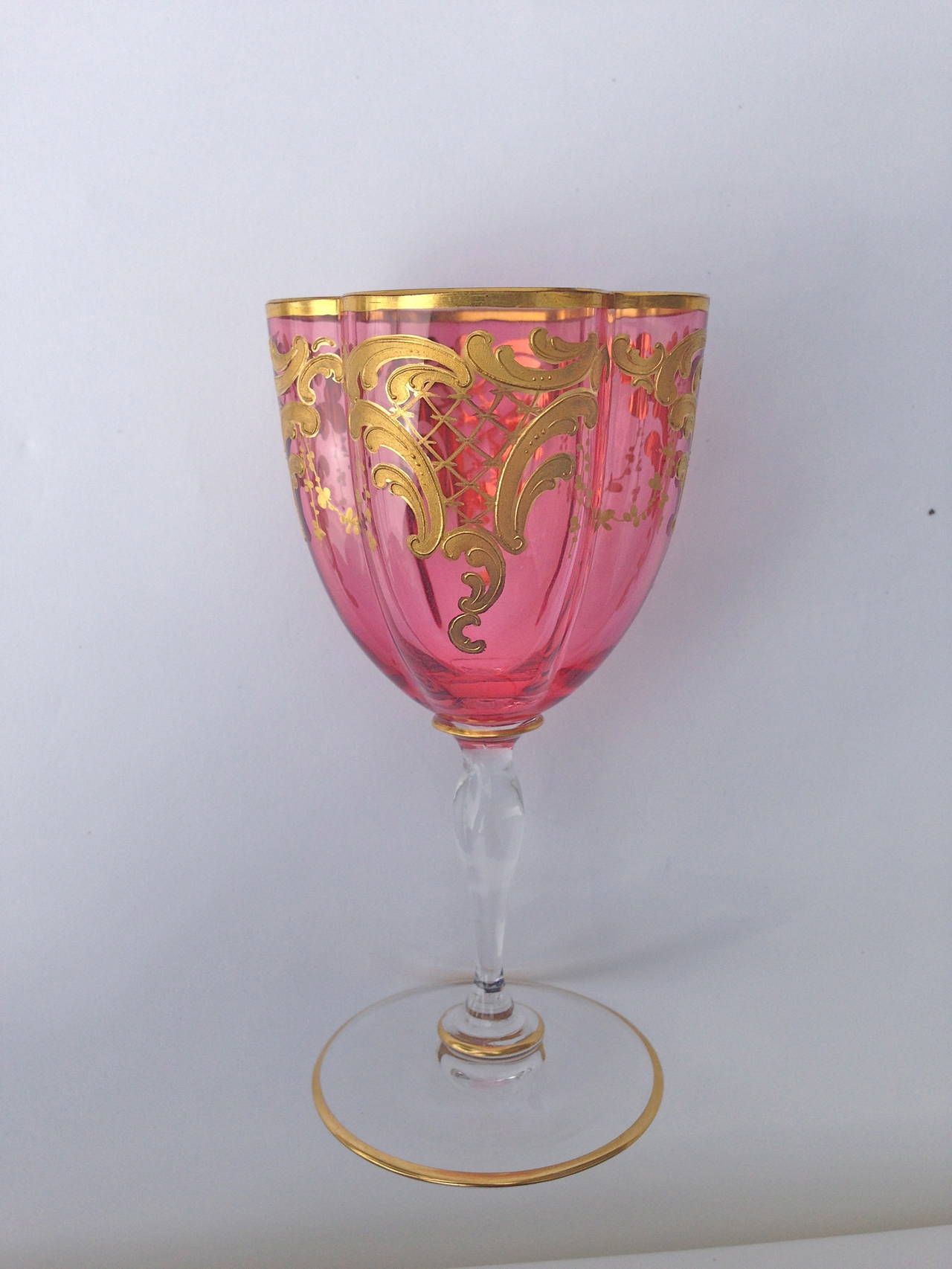 Doré Magnifique ensemble de verres à pied en forme de quadrilobe Moser en pâte dorée surélevée, vers 1900