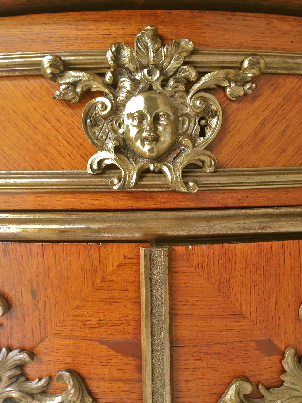 A beautiful and useful piece, very strong casting and chiseling on the bronze mounts. The cabinet of kingwood is in original finish that is well preserved.
A great size and with a mirrored back and two shelves for display.