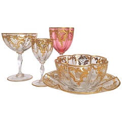 Magnifique ensemble de verres à pied en forme de quadrilobe Moser en pâte dorée surélevée, vers 1900