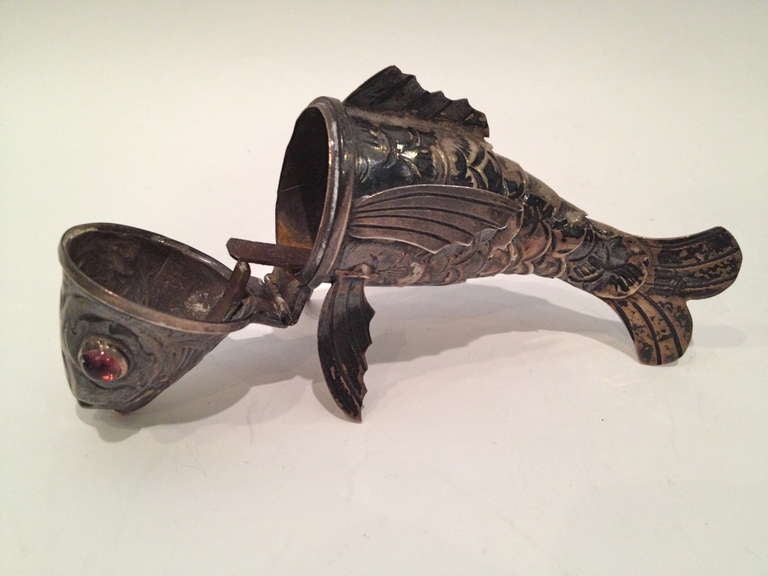An Articulated Silver Besamim Havdala Fish-Form Spice Box 20th Century In Excellent Condition In Redding, CA