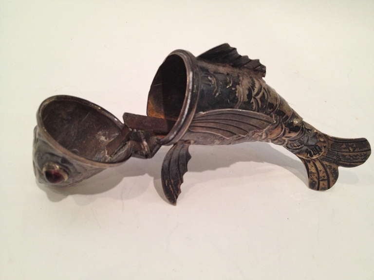 Fine Reticulated Fish Form Spice Box 19th century. We don't know
where but it is hallmarked with touch marks consistent with Europe.
The eyes are glass, and the box closes nicely by way of the pressure hinge pictured. The piece is in fine