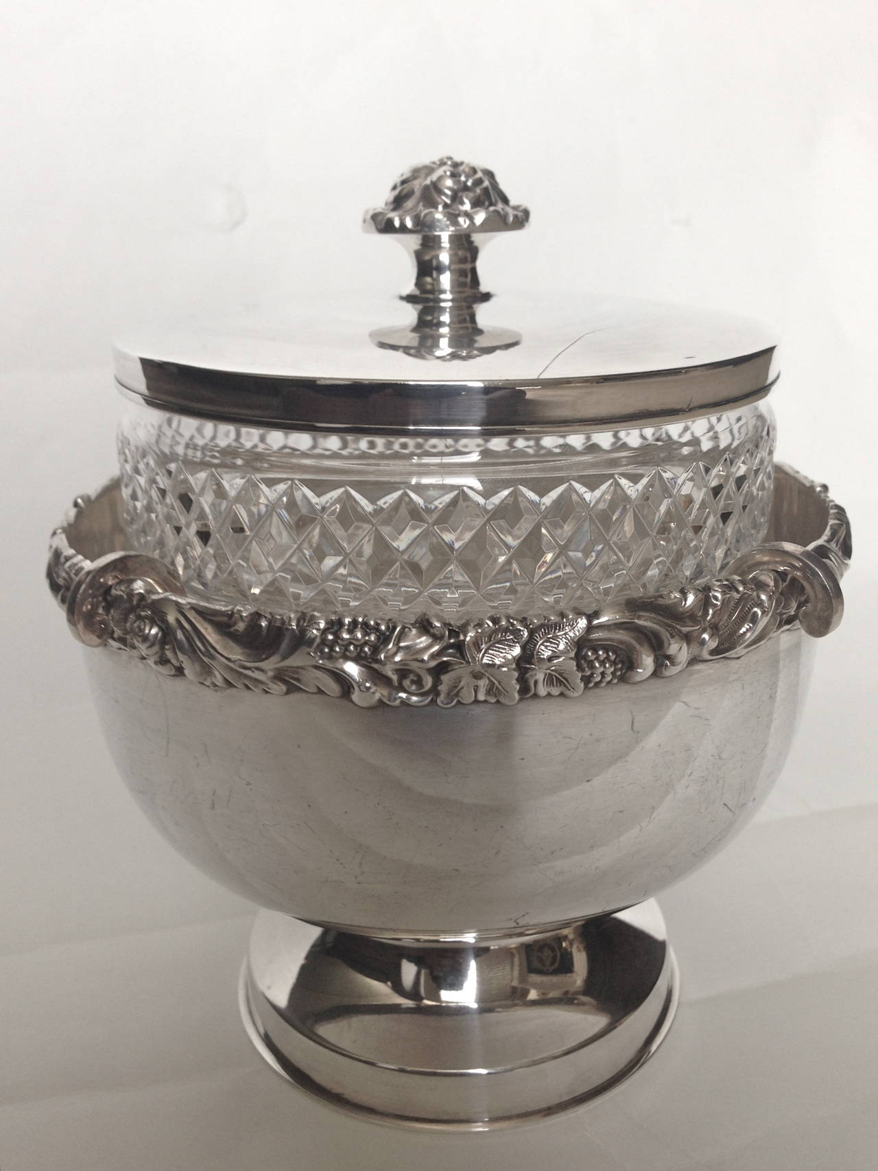 This is such a nice model, the perfect combination of a piece having a very fancy overall appearance while showing restraint. The glass is beautifully cut.
And the server retains its lid which is helpful in keeping the caviar cold. Marked for Ellis