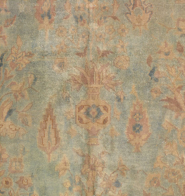 Agra-Teppiche sind heute die begehrtesten unter den antiken indischen Teppichen des 19. Agra-Teppiche waren extrem gut gefertigte, schwere und langlebige Teppiche und gelten als die besten indischen Teppiche der Nach-Mogul-Zeit.
Agra-Teppiche sind