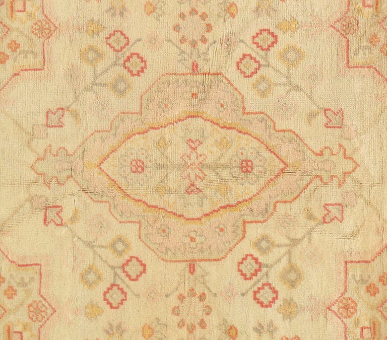 L'Anatolie occidentale est l'une des plus grandes régions de tissage de Turquie. Depuis le 15e siècle, les tapis turcs ont toujours été en tête de liste des tapis d'Orient de qualité. 
Les tapis Oushak tels que celui-ci sont recherchés sur le